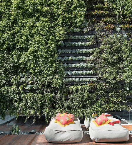 Jardim vertical em áreas externas, com piscinas e lagos.