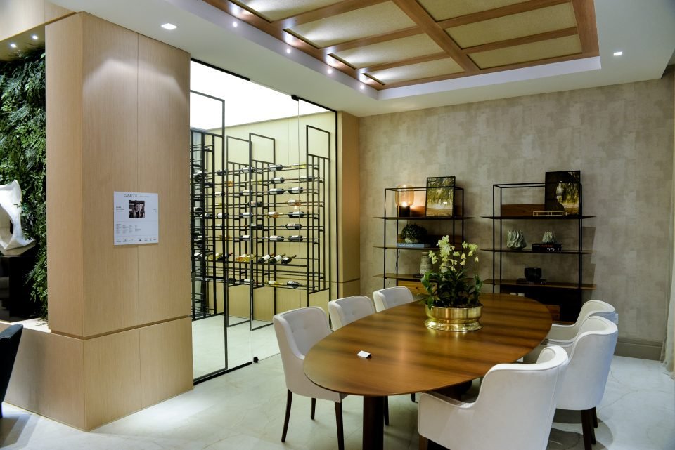 Já a arquiteta Ilana Santiago trouxe muita personalidade e elegância para o seu Living e Varanda Gourmet com a criação de uma adega que convida o visitante a circular por ela. Usando o vidro Cebrace Extra Clear, ela desenvolveu divisórias verticais com formas geométricas que diferenciam esse espaço.