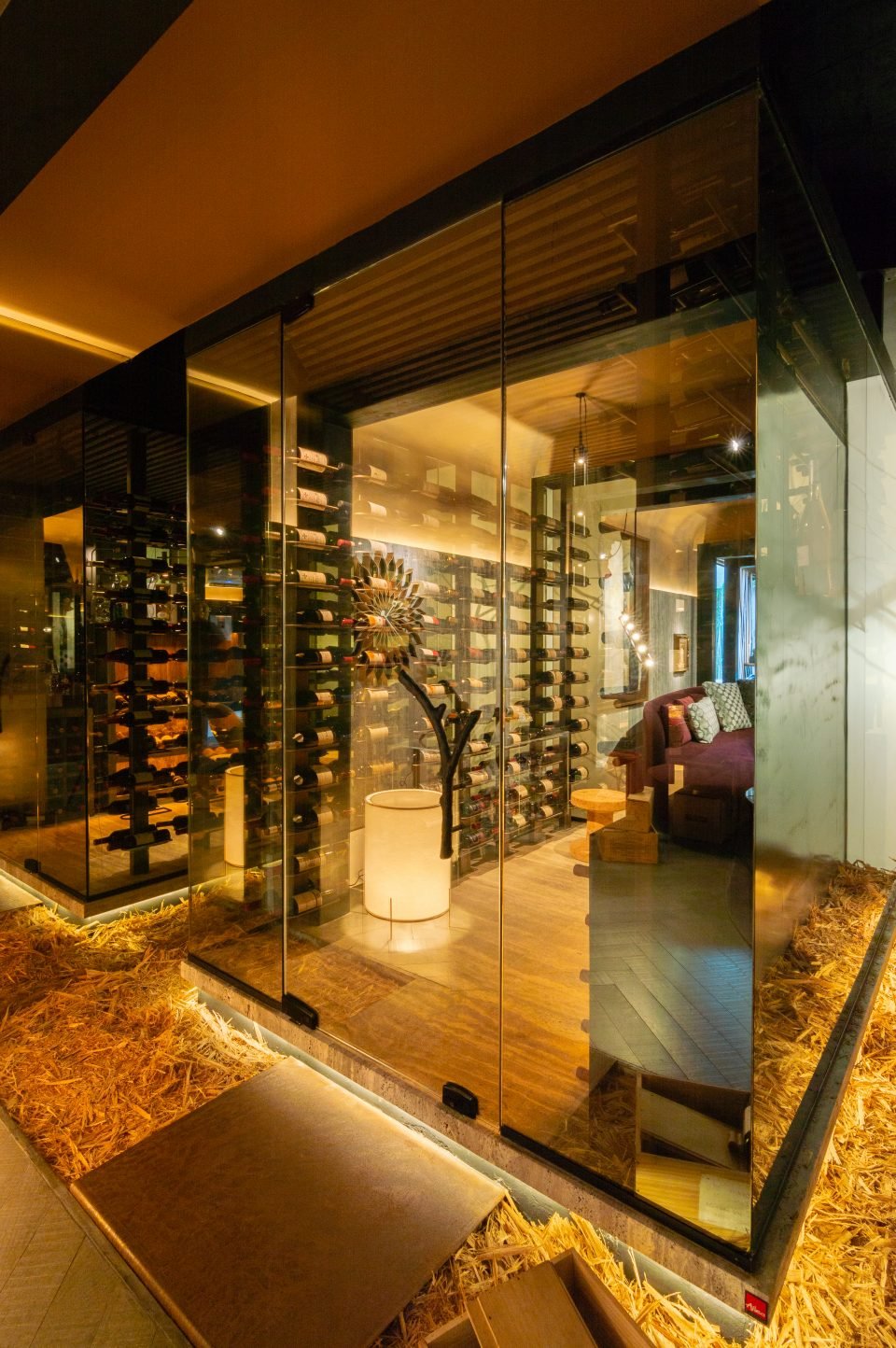 No espaço Wine Lounge do arquiteto Racine Mourão o destaque vai para a adega, com vidro Cebrace Reflecta, para quem quer um leve reflexo com elegância, criando uma espaço exclusivo e destinado para a apreciação de bons vinhos, com decoração e iluminação intimista.