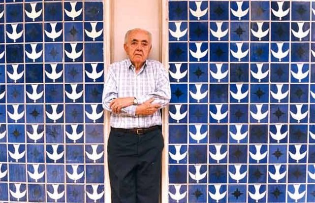 Athos Bulcão O arquiteto Athos Bulcão em frente ao painel da igrejinha de Nossa Senhora de Fátima em Brasília. Há 20 anos ele inspirou um grupo de admiradores a criar uma fundação para divulgar suas obras (Foto: Acervo Athos Bulcão/Divulgação)