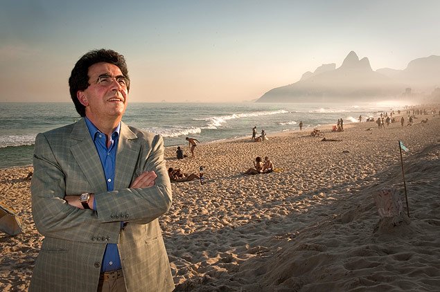 O arquiteto espanhol Santiago Calatrava, autor do projeto do Museu do Amanhã, posa na praia de Ipanema O arquiteto espanhol Santiago Calatrava, autor do projeto do Museu do Amanhã, posa na praia de Ipanema