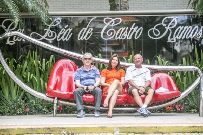 A artista visual Giovana Zimermann com os moradores Rogério_d`Ávila_e_Miraci José Valle na obra pública assinada por ela, “A Boca”, no Centro de Florianópolis (SC) (obras de artes em edificações)