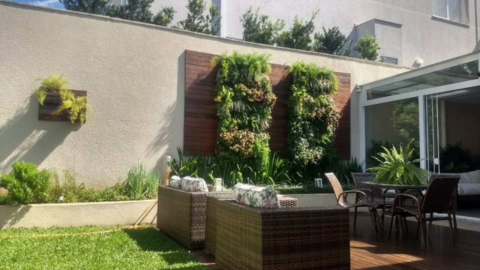 Jardins verticais externos tem a vantagem de ter luz solar direta natural que os faz prosperar.